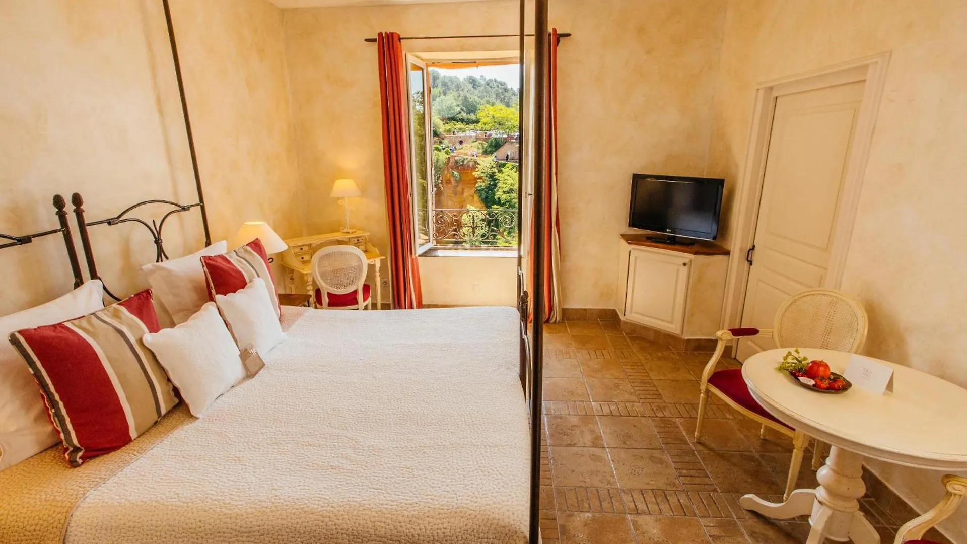 Le Clos de la Glycine Roussillon en Isere Hotel
