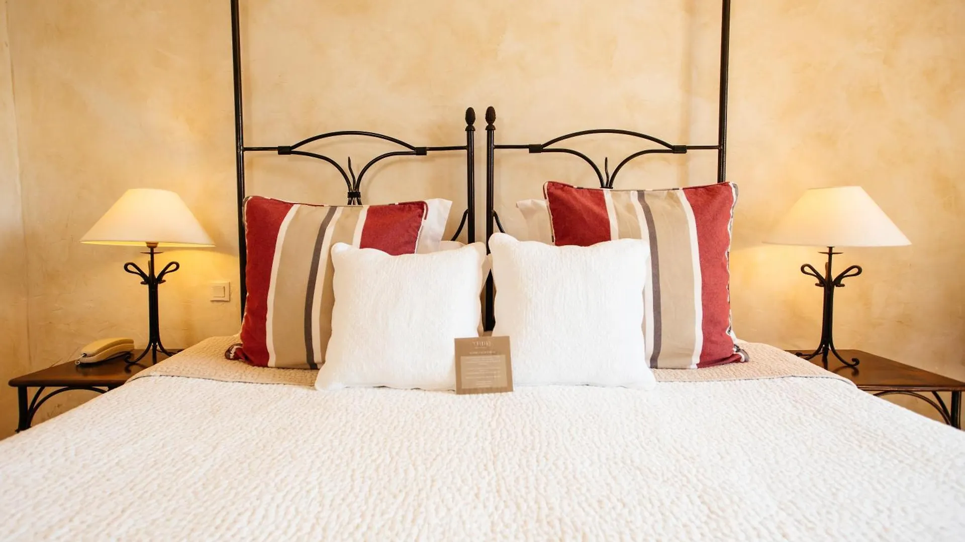 Le Clos de la Glycine Roussillon en Isere Hotel